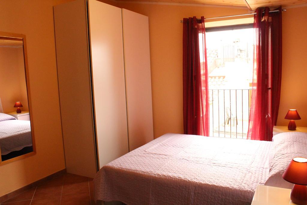 Gaia Holidays Apartments เชฟาลู ห้อง รูปภาพ